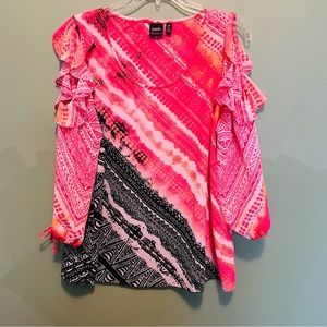 Cold shoulder quarter length sleeve top